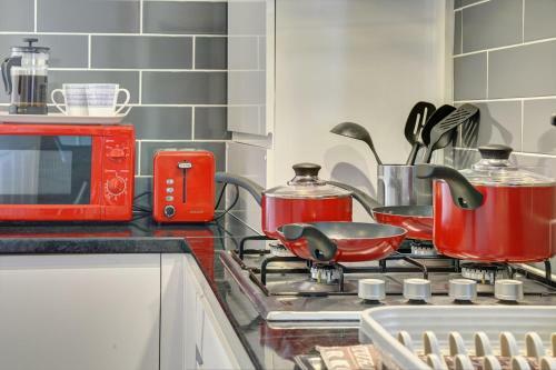 Mbiz House - Newly Refurbed, Sleeps 9, En-suite