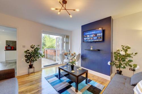 Mbiz House - Newly Refurbed, Sleeps 9, En-suite