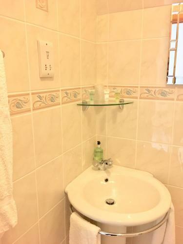 Hostal White Cottage B&B