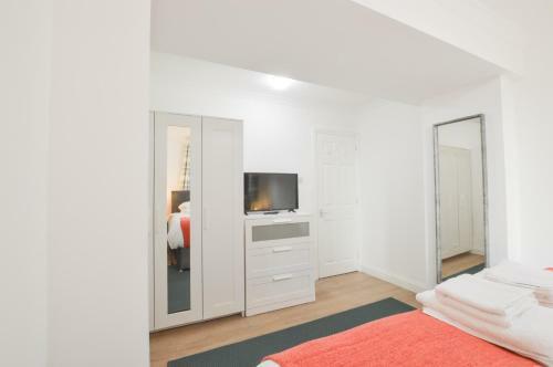 No.8 Westbay Apartment