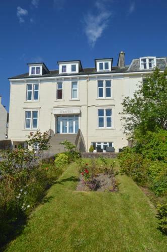 No.8 Westbay Apartment