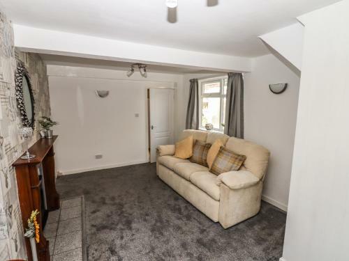 8 Heatons Bridge Road