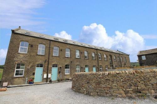 Amazing 3 Bedroom Townhouse With Parking