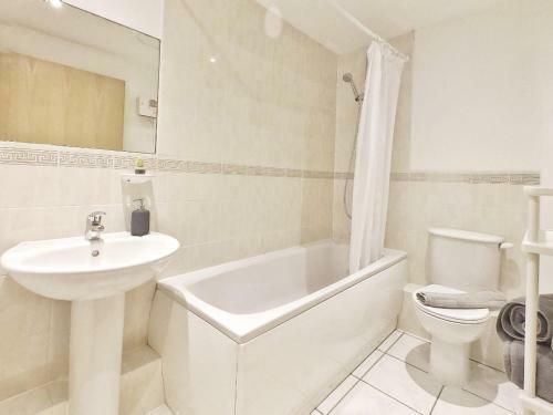Central Spacious & Stylish Apartment With Free Parking