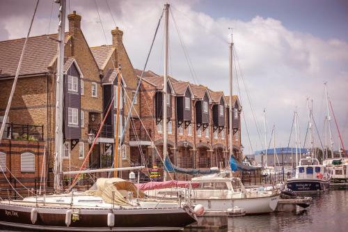 Silver Strand - Modern 3-bed With Water Views & 3 Bathrooms!