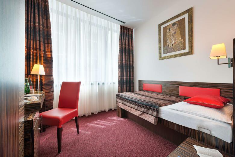 Ea Hotel Crystal Palace
