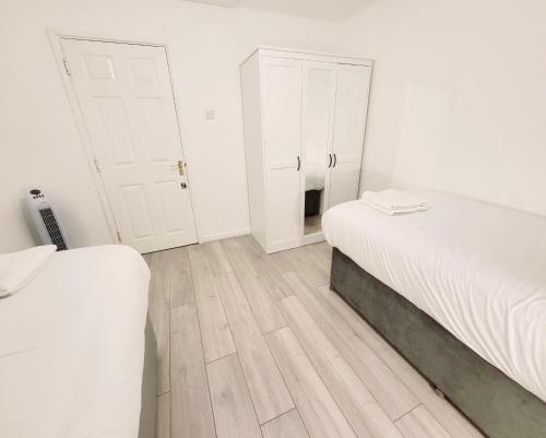 Stylish Modern 2 Bedroom Apartment With Parking