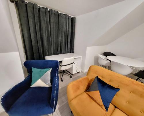 Stylish Modern 2 Bedroom Apartment With Parking