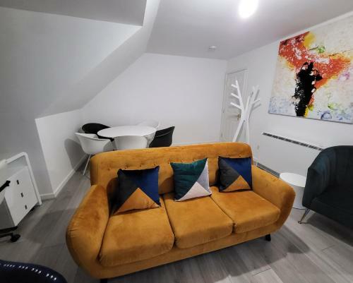 Stylish Modern 2 Bedroom Apartment With Parking