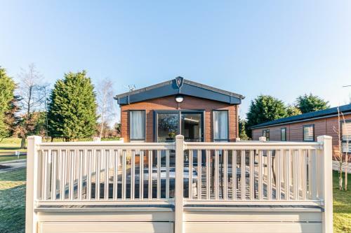 Lakeshore Lodge With Hot Tub