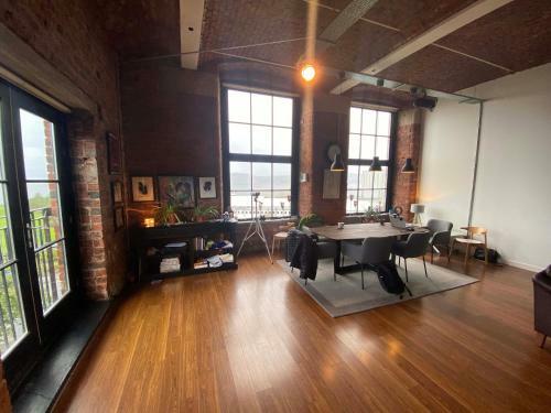 2 Bedroom Loft Apartment Overlooking River Clyde