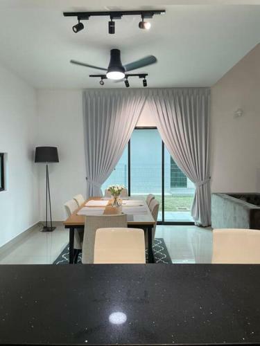 Five Bedrooms Residential Home With Free Wifi