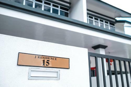 Hostal J Residence