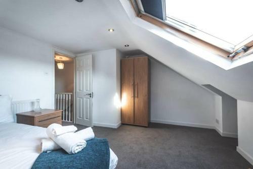 Entire Townhouse W/ 6 Spacious Bedrooms