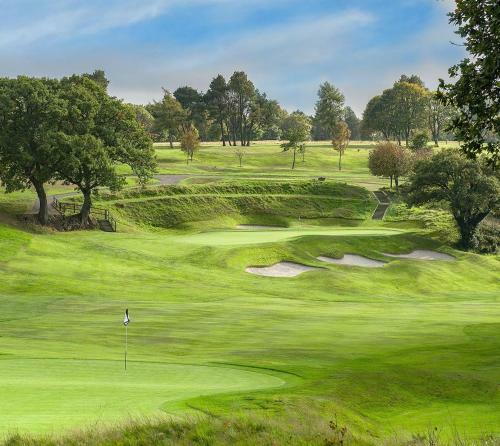 The Nineteenth, Oakridge St Mellion, Free Golf/spa