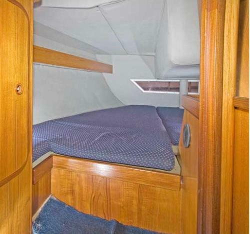 Cosy Sailing Boat Glamping Accommodation On The River In Sandwich