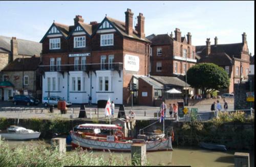Cosy Sailing Boat Glamping Accommodation On The River In Sandwich
