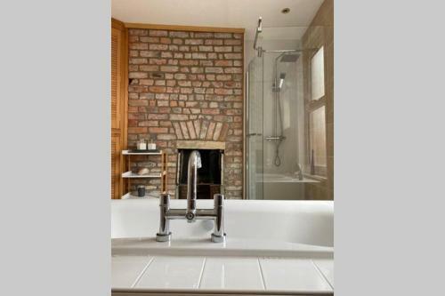 200 Year Old Large Townhouse With Sea Views