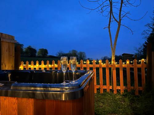 Character Cottage With Hot Tub - New