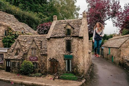 Cotswold Apartment With Private Parking!