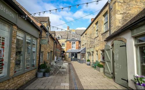 Cotswold Apartment With Private Parking!