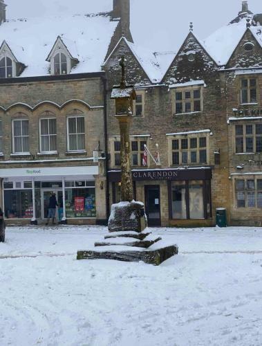 Cotswold Apartment With Private Parking!