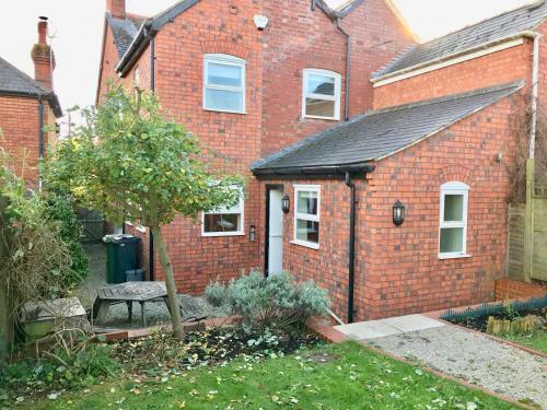 Lyndale House - Exclusive Use, Self Catering, Fpventures Stroud