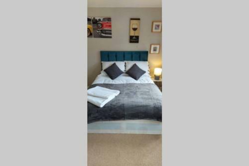 Modern 5 Bed, Sleeps 9, Free Parking, Walk To Town