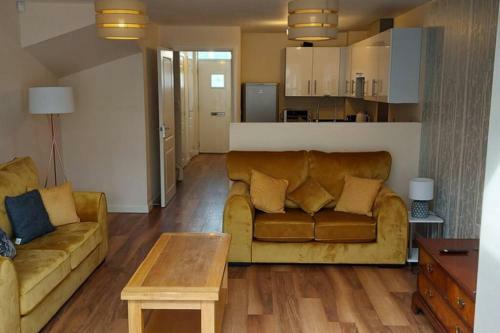 Modern 5 Bed, Sleeps 9, Free Parking, Walk To Town