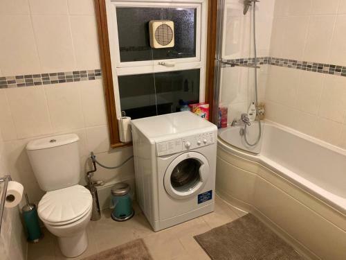 Lovely Spacious 1 Bedroom Apartment With Garden