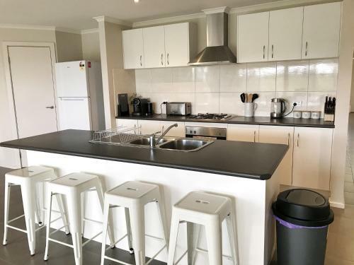 Luxury 4br Home With King Bed Lakes Entrance