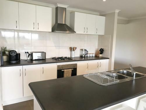 Luxury 4br Home With King Bed Lakes Entrance