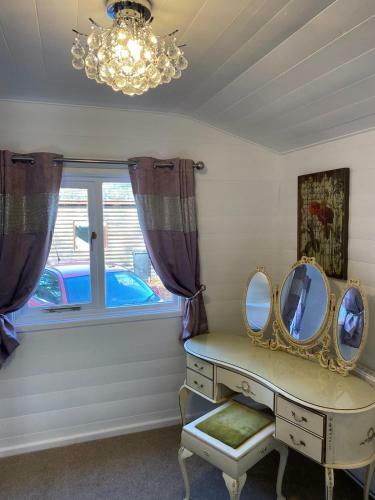 Magpie 1 Hot Tub Huntersmoon-warminster-bath-wiltshire