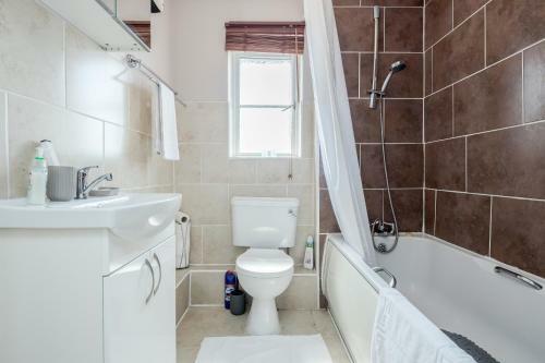 Captivating 3-bed Apartment In Grays