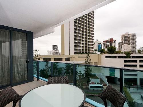 Executive 2 Bed 1 Bath Apartment At Oracle Broadbeach Inc Free Parking