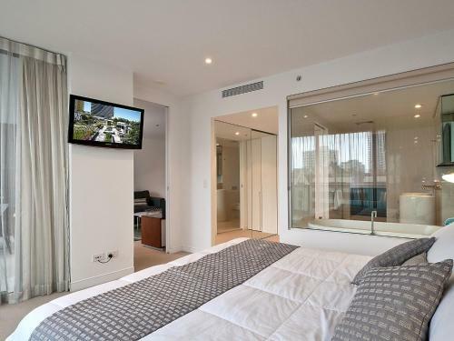 Executive 2 Bed 1 Bath Apartment At Oracle Broadbeach Inc Free Parking