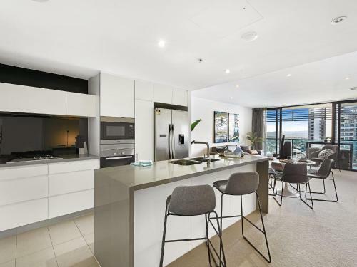 Oracle Broadbeach Gorgeous Modern 2 Bed 1 Bath Apartment