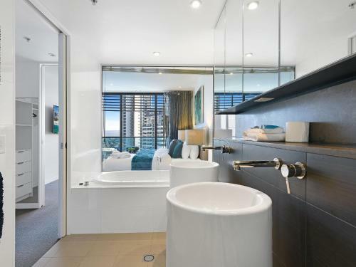 Oracle Broadbeach Gorgeous Modern 2 Bed 1 Bath Apartment