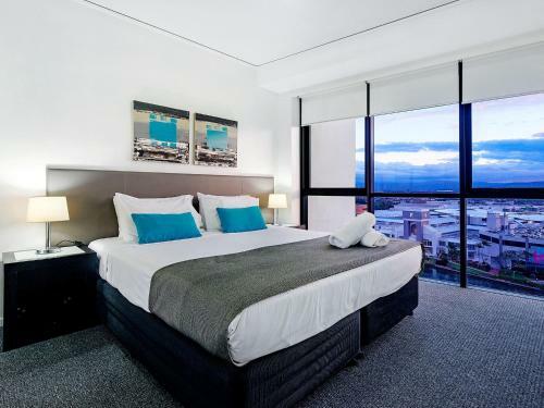 Large Modern 3 Bedroom Apartment With City Views