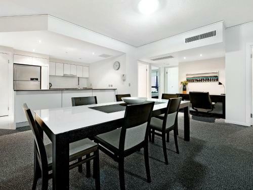 Large Modern 3 Bedroom Apartment With City Views