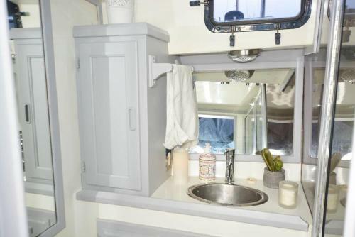 Cozy 2bed/2bath Yacht Close To Downtown Vancouver