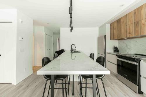 Suite Luxueuse Vue Sur Lac Centre Ville- Suites 68