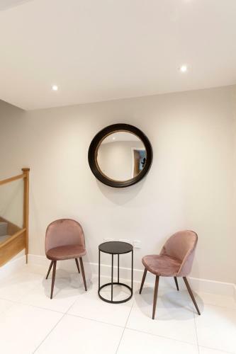 Stunning Central Windsor Town House With Parking