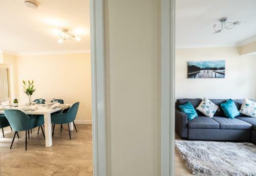 Central Windsor Stunning 4 Bedroom Spacious Modern House