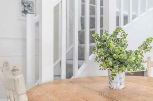 Charming Cottage In Windsor - Walk To Castle &shops!