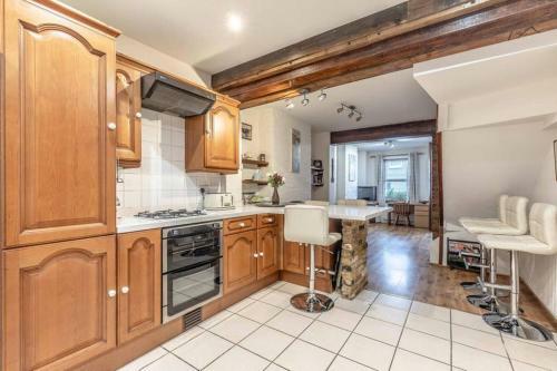 4 Bed 3 Baths In Central Windsor! Walk 2 All The Sights! Legoland 5 Min Drive