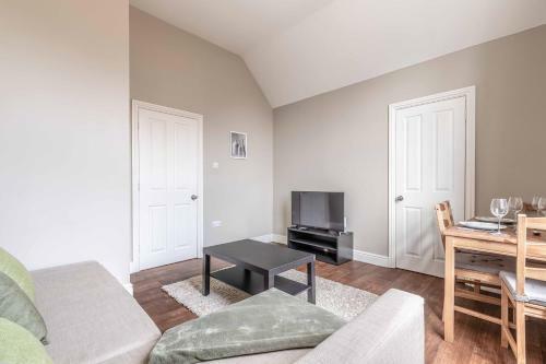Cosy Central Windsor Apartment & Free Parking!
