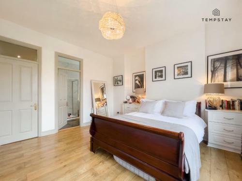 Luxury Home - Central Windsor, Gated Parking