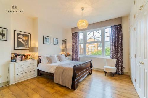Luxury Home - Central Windsor, Gated Parking