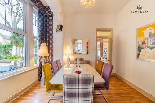 Luxury Home - Central Windsor, Gated Parking